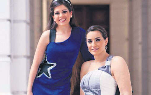 <p>Moda con causa. ERGOMOD 2012, es una colección que se adapta a las necesidades del cliente. Larre posando con la joven Etty Faskha.</p>