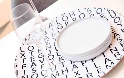 <p>Detalle. Bandeja circular que decora la gran mesa. </p>