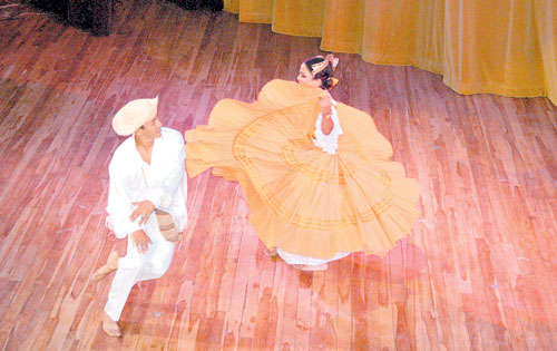 <p>Folklore. Aprecie la destreza y garbo de la empollerada.</p>