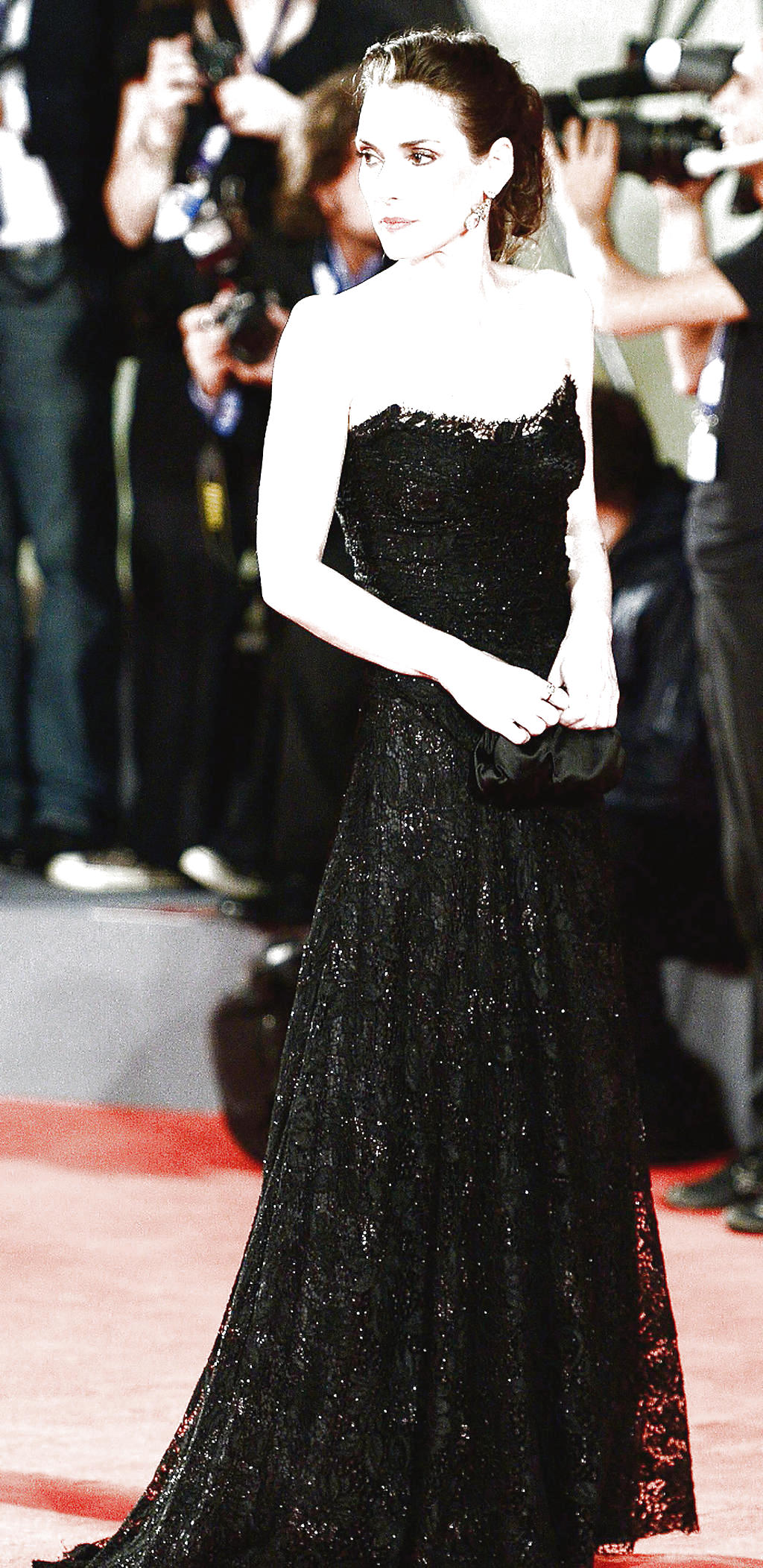 Winona Ryder. La reconocida actriz deslumbró con este atuendo en negro con detalles de tejidos y brillantes.()