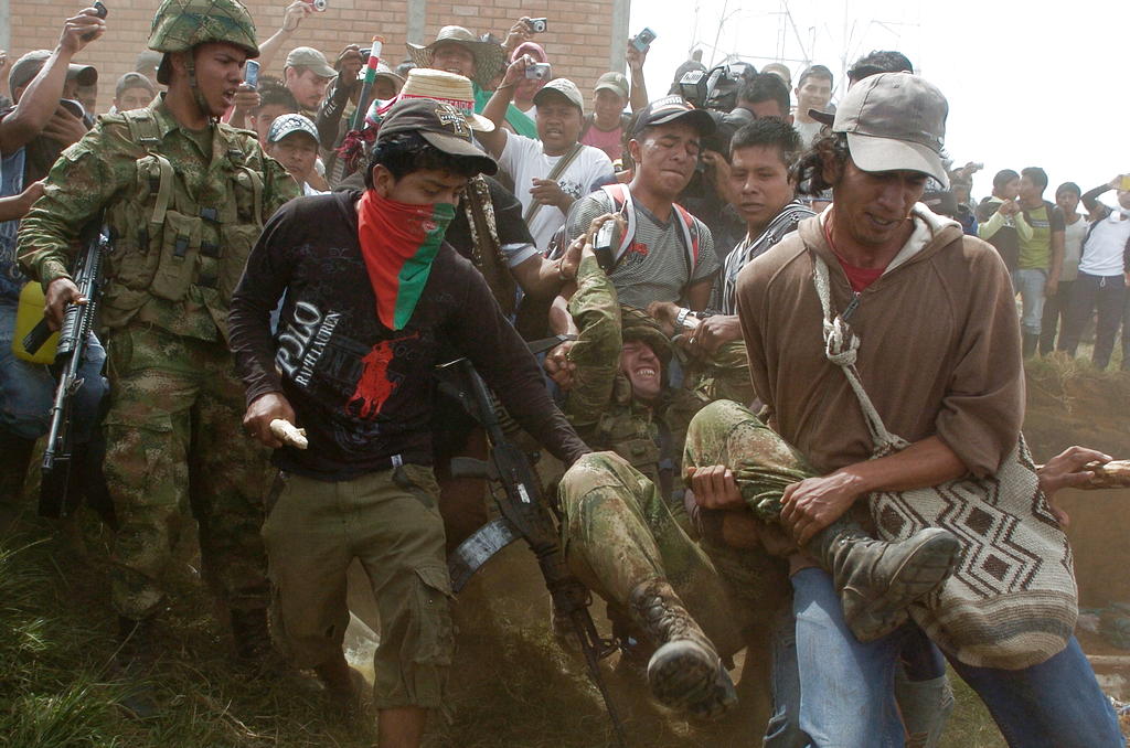 Miembros de la guardia indígena expulsan a los soldados que custodian un puesto militar de control en el cerro El Alto del Berlín hoy, martes 17 de julio, en Toribio, Cauca, Colombia. EFE/CHRISTIAN ESCOBAR MORA