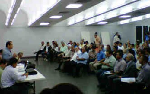 Miembros de la Comenenal, asociación civil, profesores y demás gremios debaten esta noche el futuro de las protestas médicas frente al proyecto que busca establecer el régimen de Asociación Público Privada (APP). Foto: Vícto Arosemena