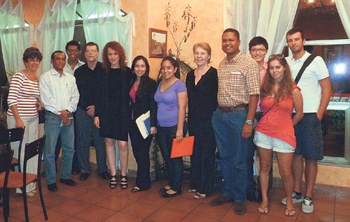 <p>En Exedra. Montfort y los participantes en la tertulia.</p>