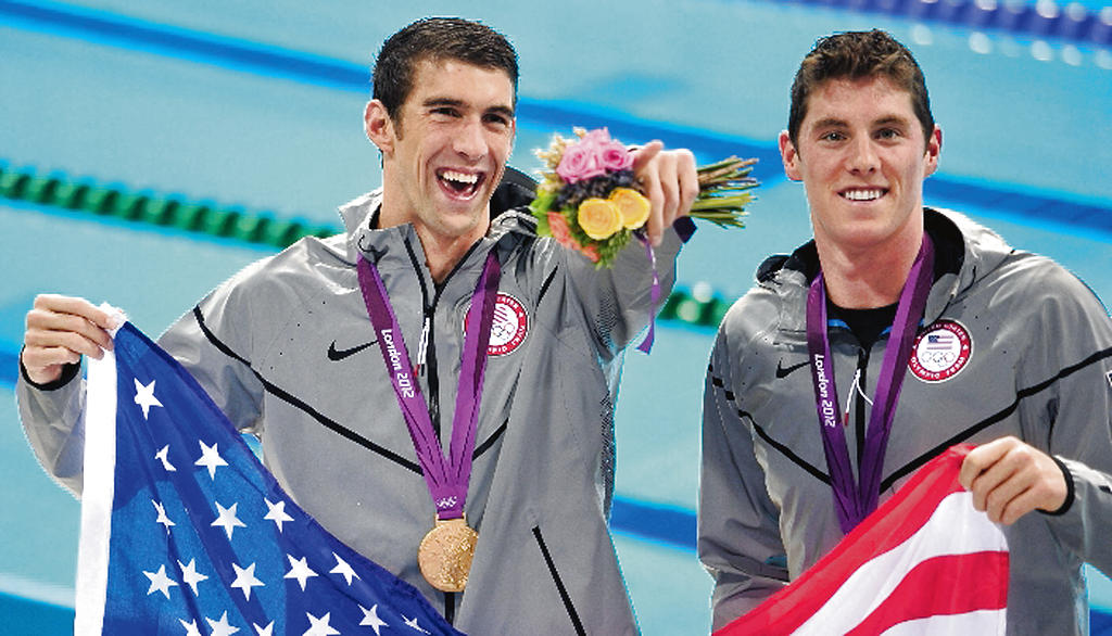 Gratitud. Phelps (izq.) agradece al público por el apoyo (EFE)