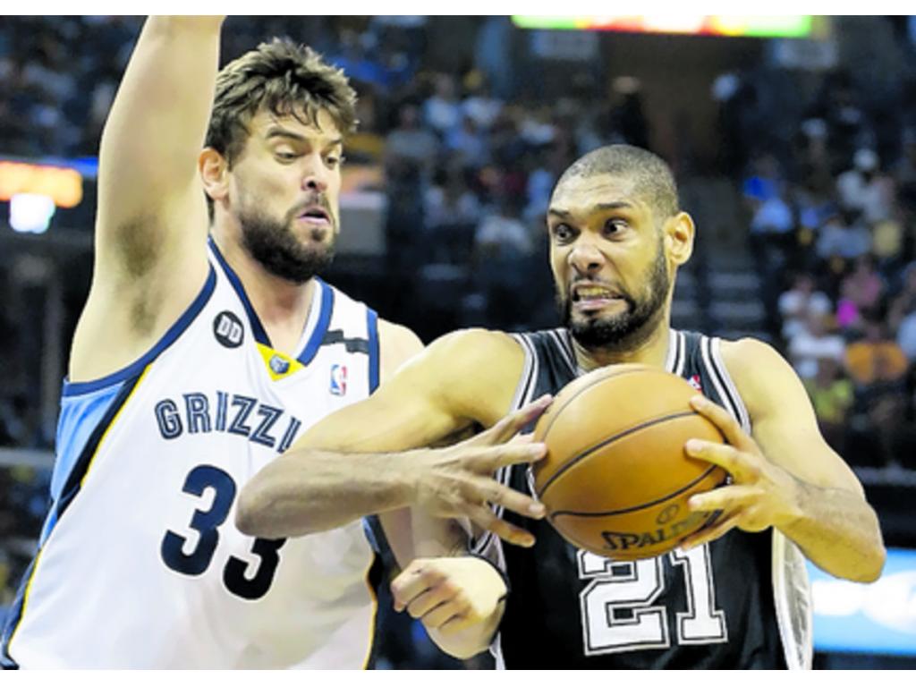 Emanuel Ginóbili (dcha.) milita en los San Antonio Spurs.<br>