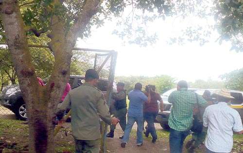 <p>Afectados. Periodistas buscan protección por los gases.</p>