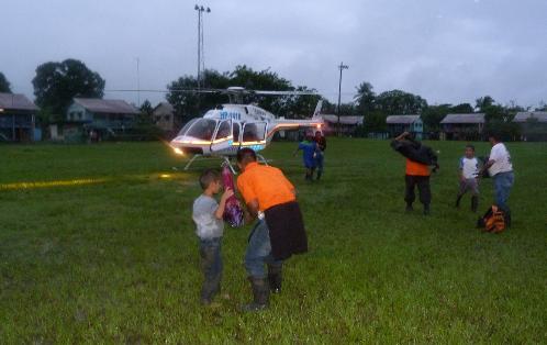 Evacuación de personas que viven en la comunidades cercanas al río Palo Blanco/Fotos cortesía del Sinaproc.