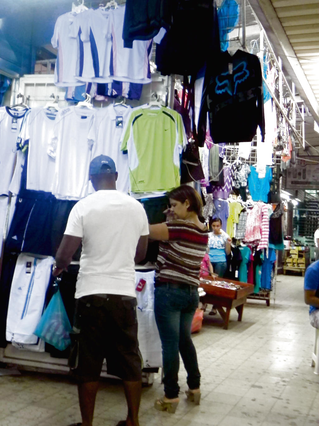 Clientes. Los compradores desconocen el delito.()