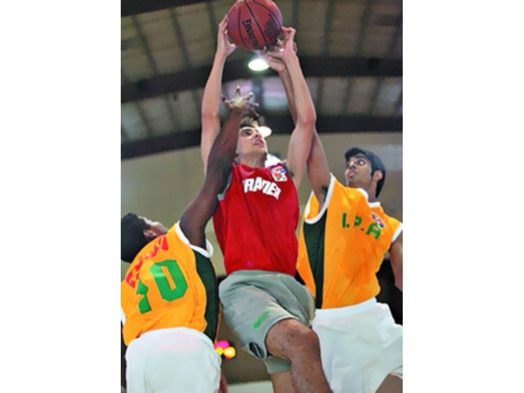 Tratando de ganar el balón.(Anayansi Gamez )