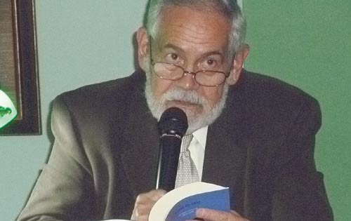 <p>Visitante. Orlando Rossardi cuando lee sus poemas.</p>