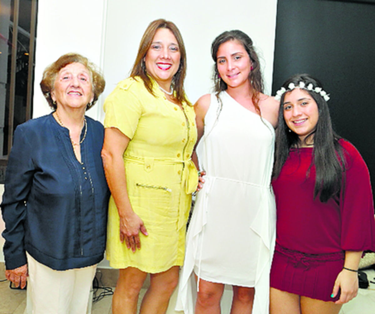 2. Beatriz de Herrera, Gisela de Sayavedra, Marivi Anguizola y Nicole Pataro.