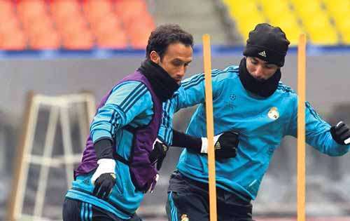 <p>Trabajos. Higuaín (der.) y Carvalho disputan el balón.</p>