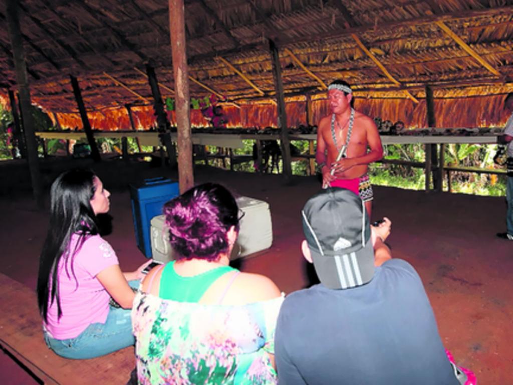 Tulio Rosales Júnior recibe a los visitantes y cuenta detalles sobre la cultura emberá.(Eric Barrios)