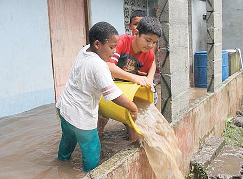 <p>Afectados. Los niños tienen que ayudar a sacar el agua.</p>