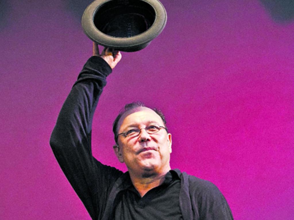 Los músicos de la Orquesta de Roberto Delgado no lo abandonan.