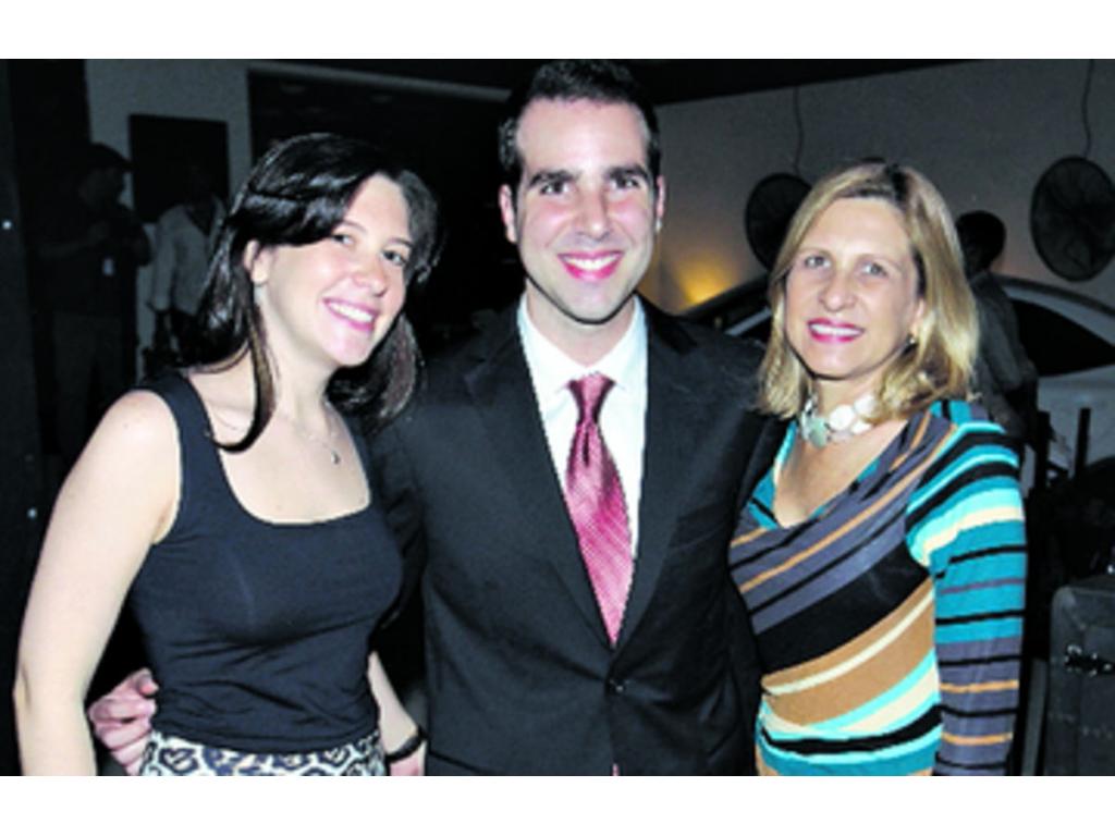 8. Carmen Arias, Carlos Díaz y Ángela de Arias.