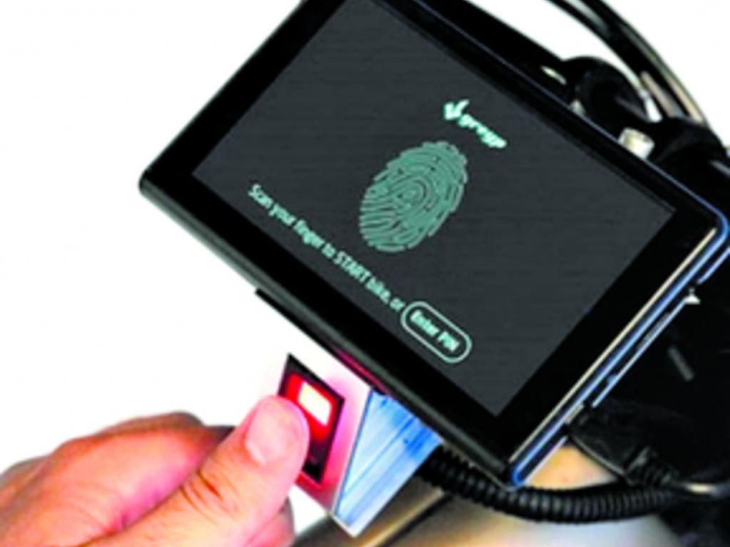 No necesitas llaves para utilizarla, ya que la bicicleta-moto incorpora un sistema de detección a través de huella dactilar, por lo que solo necesitas de tus dedos. También tienes la opción de encenderla a través de un código PIN.