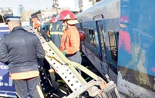 <p>Equipos de rescate buscan heridos.</p>