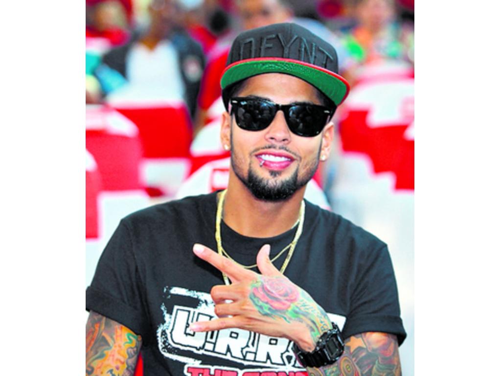 5. David Correy canta en inglés el himno para la campaña de la Copa 2014.