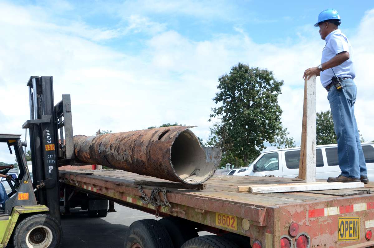 Un tramo de la vieja tubería que fue retirado ayer, es transportado hacia el depósito de bienes en desuso de la Autoridad del Canal de Panamá. Foto/Cortesía<br><br>