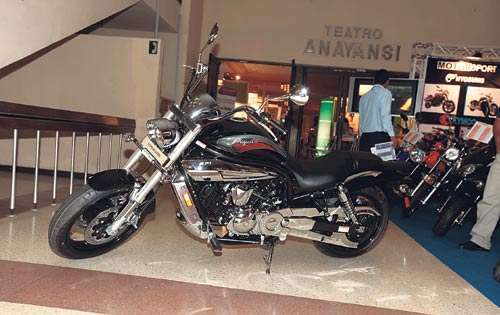 <p>Moto de calle equipada con un motor V-Twim de 647 centímetros cúbicos y una potencia de 74.3 caballos de fuerza a 9000 revoluciones por minuto. Además posee inyección electrónica para un mejor rendimiento.</p>