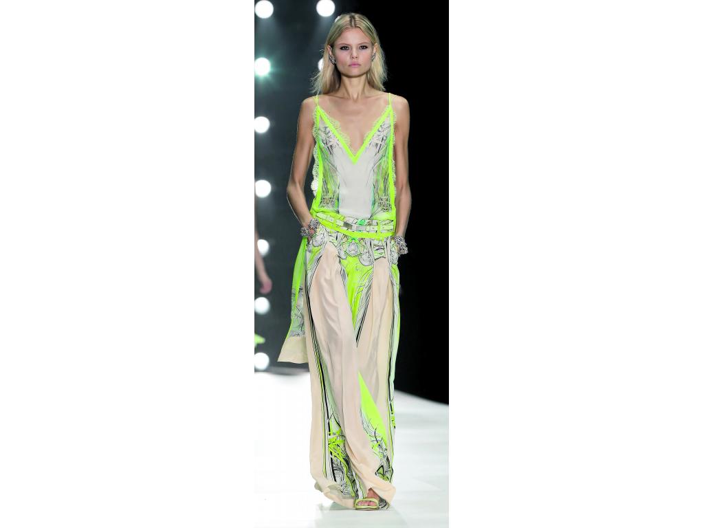 Roberto Cavalli. Propuso a una mujer etérea que camina ligera con largos vestidos de encaje en telas vaporosas blancas, con estampado animal, salmón y verdes pastel. Trae al presente un aire romántico.(AP)