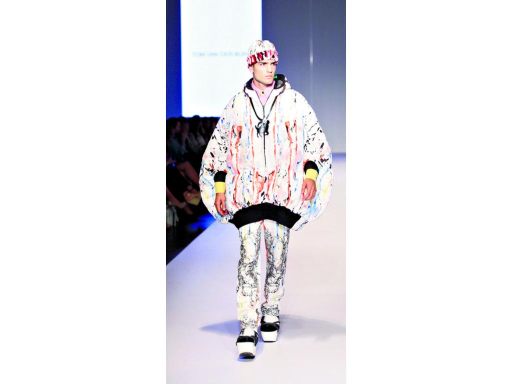 Tom Van Der Borght revivió el atuendo de la mayoría de los barrios del mundo. Pantalón, chaqueta, zapatillas, beanie, entre otras prendas de vestir.