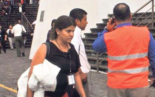 <p>Funcionarios se ponen a salvo.</p>