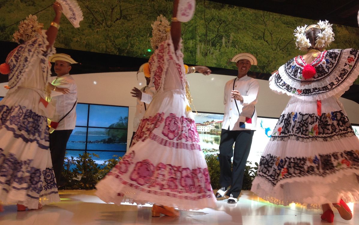 El pabellón de Panamá esta ubicado en el área de las Américas, es un espacio de
296 metros cuadrados, identificado con su color negro, mariposas, el Canal
interoceánico, la ciudad moderna ambientado con exhibiciones de polleras,
congos, la reina del