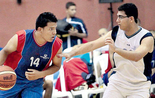 <p>Dominio. Josimar Samaniego maneja la pelota.</p>