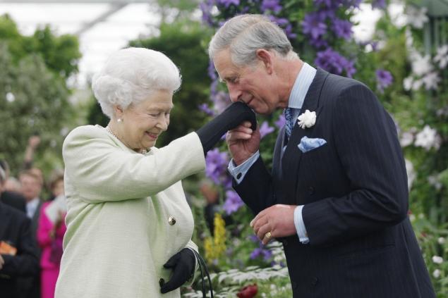 Príncipe Carlos besa la mano de su madre, la Reina Isabel II. Foto/AP<br>