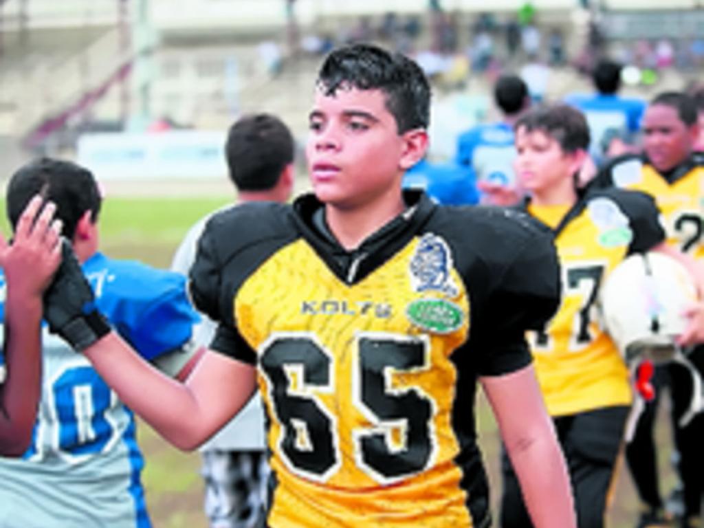 Tratando de evadir al defensa.(Anayansi Gamez)