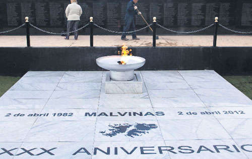 <p>Empeño. Un hombre barre el monumento a los caídos recordando a los soldados argentinos.</p>