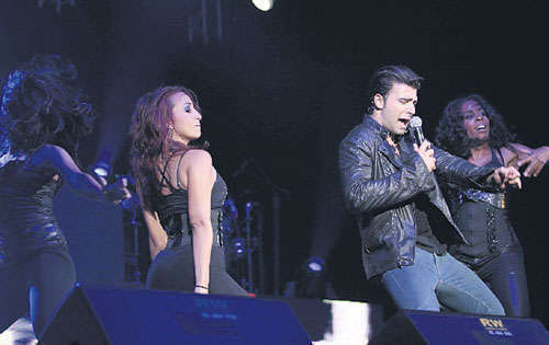 <p>Energía. En todo momento bailó junto a sus bailarinas.</p>