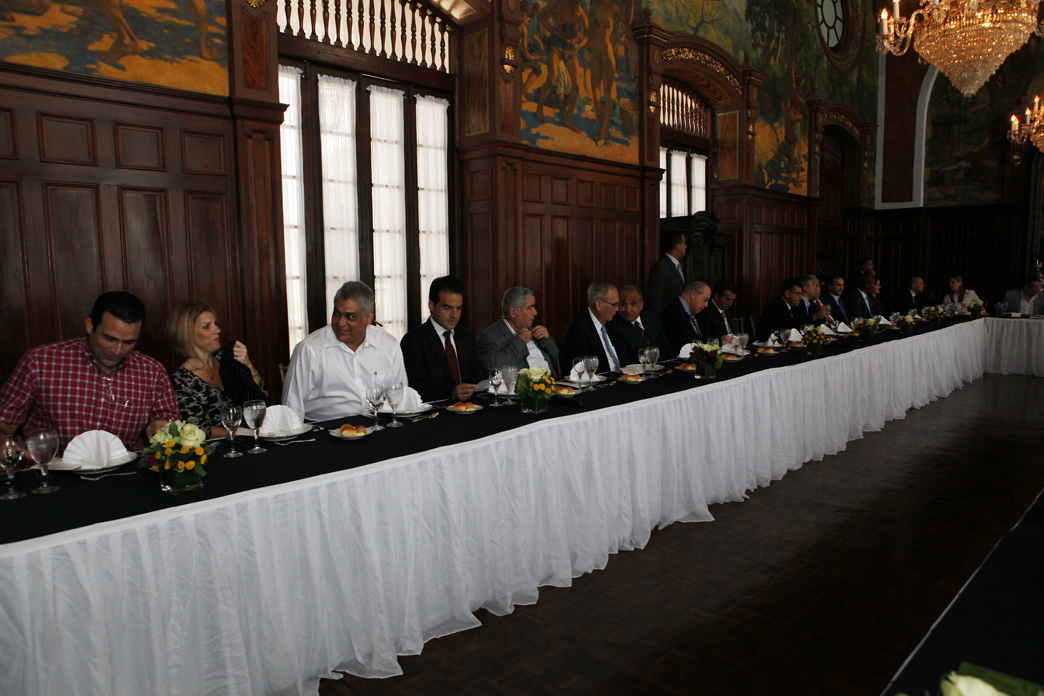 Empresarios evaluan participar en la organización de la Jumbo Tiendas que se realizan en diferentes puntos del pais. Foto/Cortesía Presidencia de la República.<br>