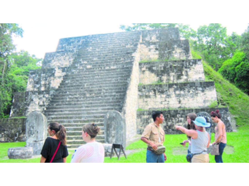 Es muy común encontrarse en este sitio ceremonias mayas.