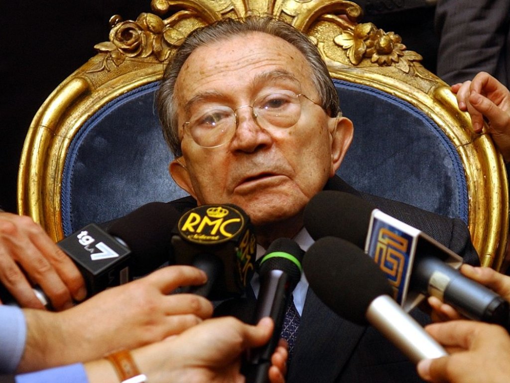 Andreotti habla durante una conferencia de prensa en el tribunal de Palermo al final de la primera audiencia del juicio en el que se le acusó de favores de venta a la Mafia.