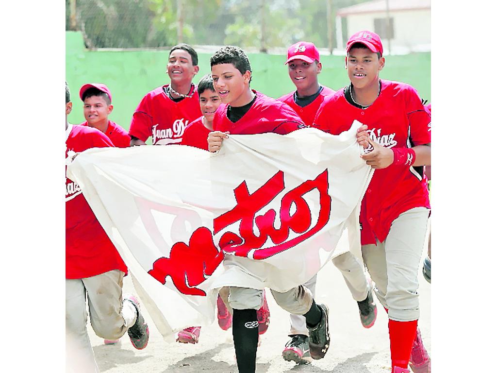 Los de Juan Diaz con su bandera de Metro.(Anayansi Gamez)