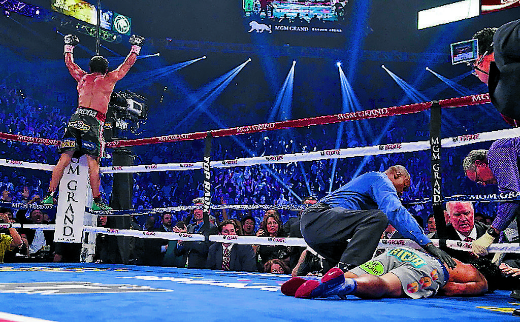 Inolvidable. Márquez (izq.) celebra... Pacquiao en la lona. (AP)