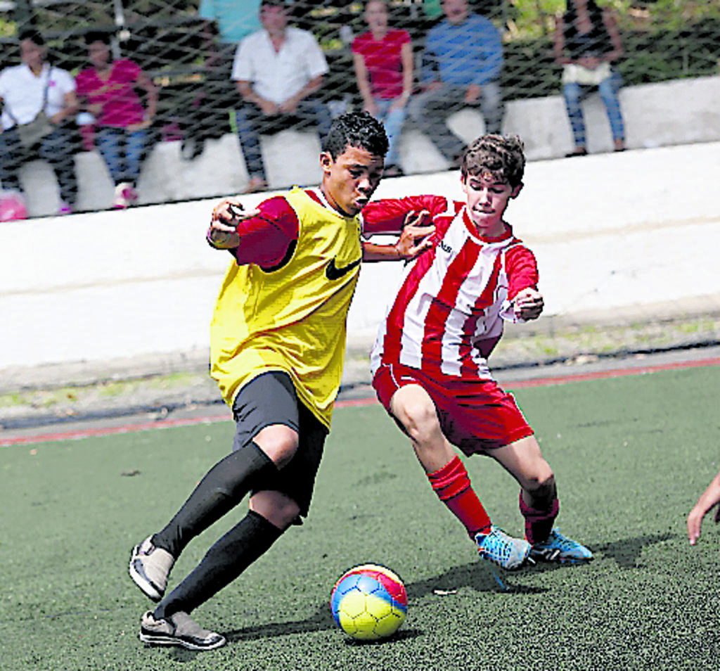 Duelo en la categoría sub-13 entre Sanfra Jr (Rojo y blanco) vs Pumas, que salió victorioso.()
