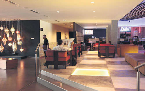 <p>Lobby. Al frente está el Beat Bar.</p>