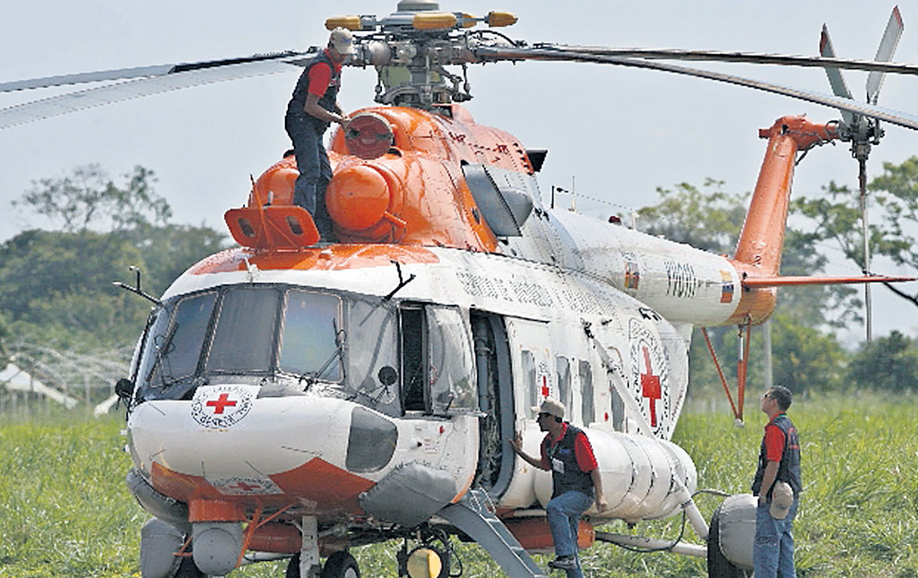 <p>Proyección. El sábado hubo operativo militar.</p><p>Vigilancia. La Cruz Roja ayuda a los pobladores.</p>