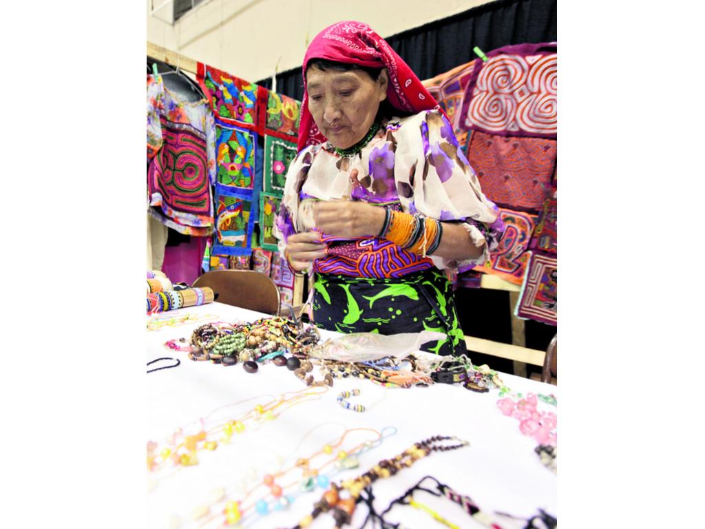 Los gunas no dejan perder sus tradiciones con sus artesanías.(Carlos Lemos.)