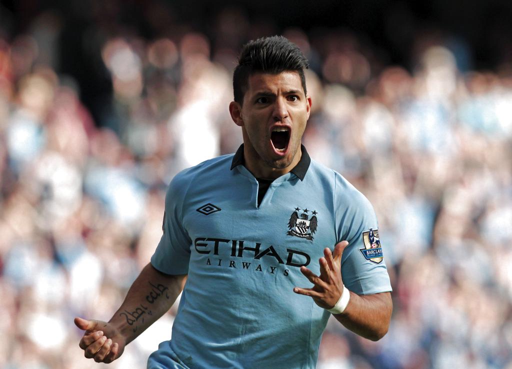 El futbolista Sergio "Kun" Aguero, del Manchester City, celebra el segundo gol de su equipo contra el Sunderland. EFE<br>