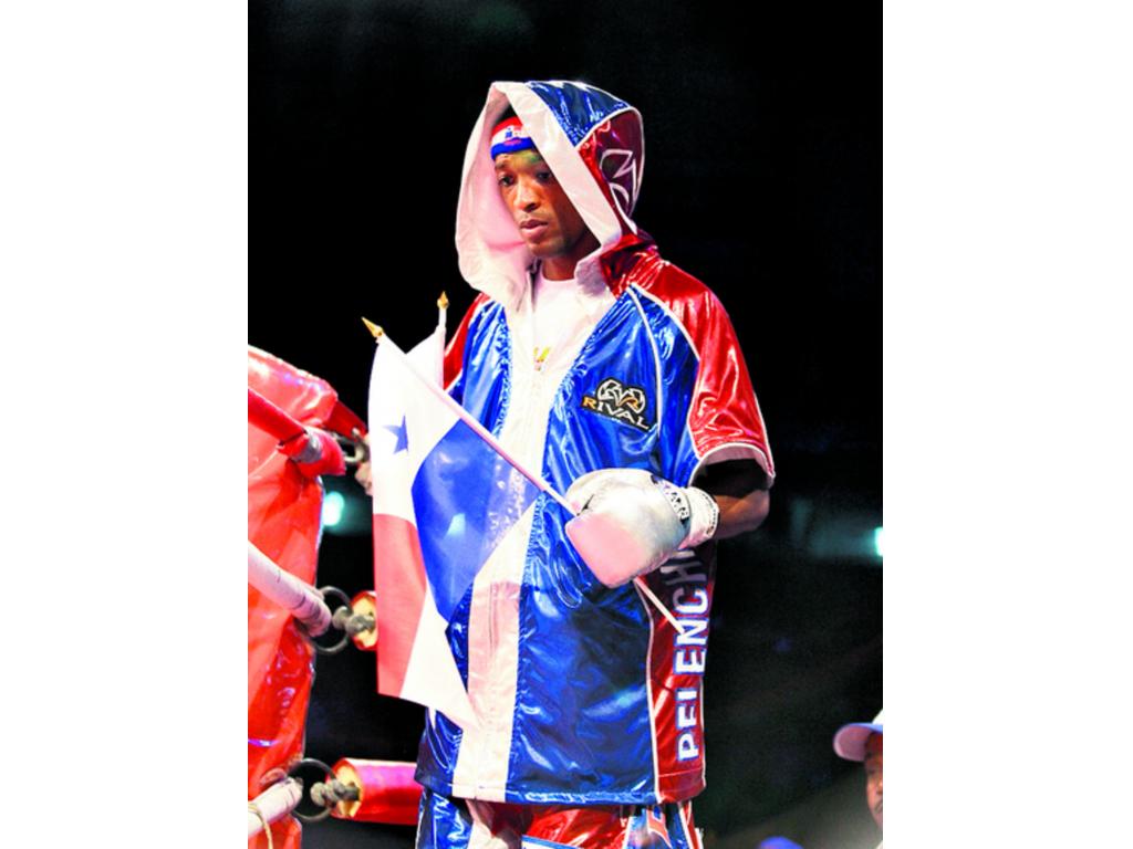 Celestino Caballero luciendo la bandera de Panamá.(Anayansi Gamez)