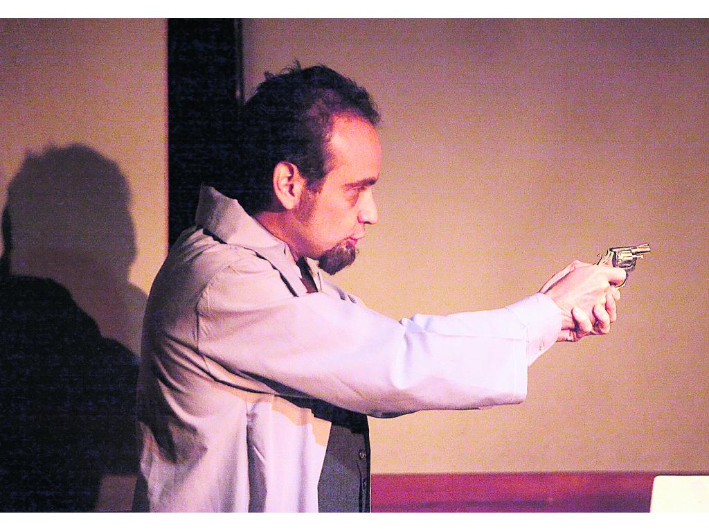 Actor de teatro y TV. Comenzó en 2008 con el grupo El Desván, de la USMA, con La Tras-Escena.()