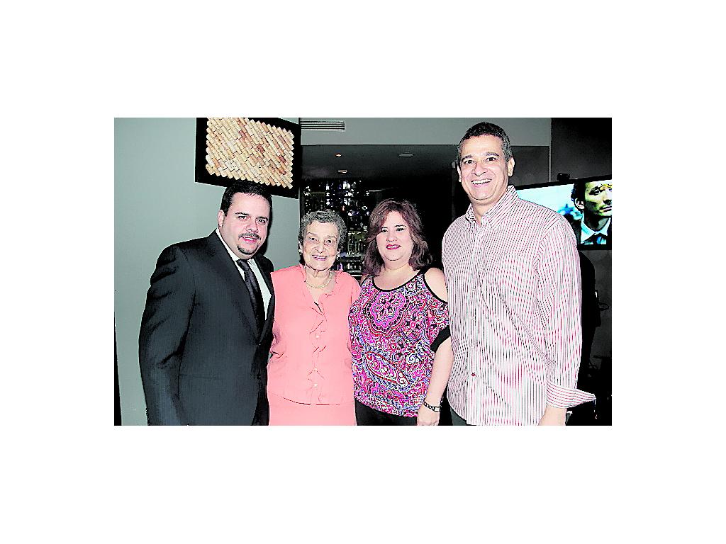 Alejandro Pérez, Marisol de Vásquez, Patricia De de León, Carlos Alberto Vásques.()