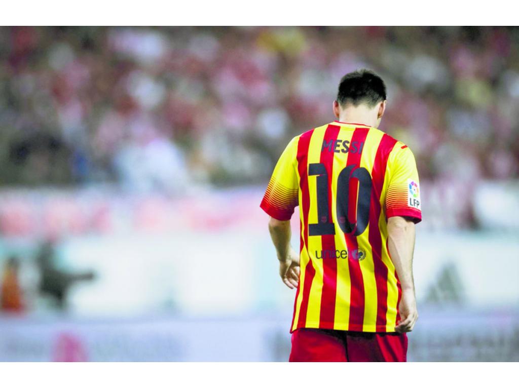 Neymar (izq.) no tiene garantizada la titularidad hoy contra el Málaga.(AP)