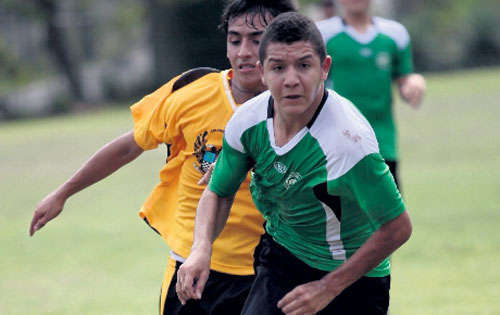 <p>Entrega. Jugadores de la AIP y del Javier en acción.</p>