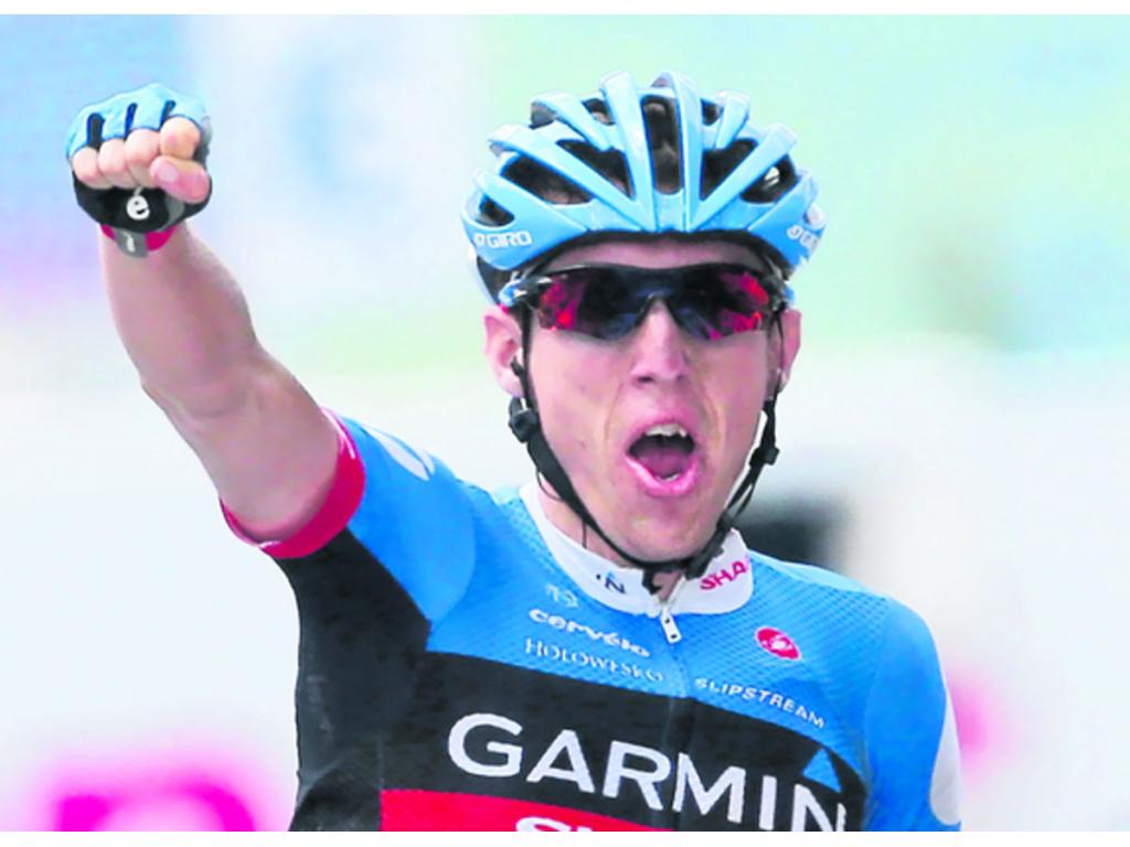 El ciclista irlandés Daniel Martin celebra en el podio su victoria de ayer, en la novena etapa del Tour de Francia, con meta en Bagnères-de-Bigorre. Martin se encuentra octavo en la clasificación general.(AP)